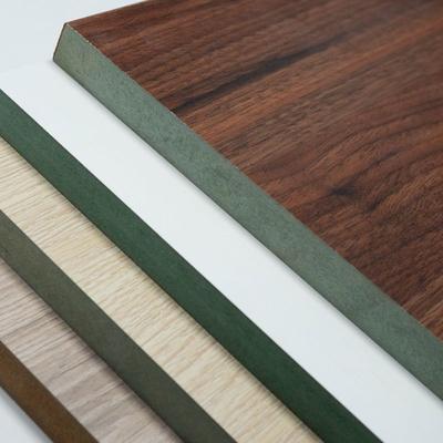 Gỗ MDF lõi xanh chống ẩm là lựa chọn hàng đầu cho các gia chủ khi đóng tủ bếp