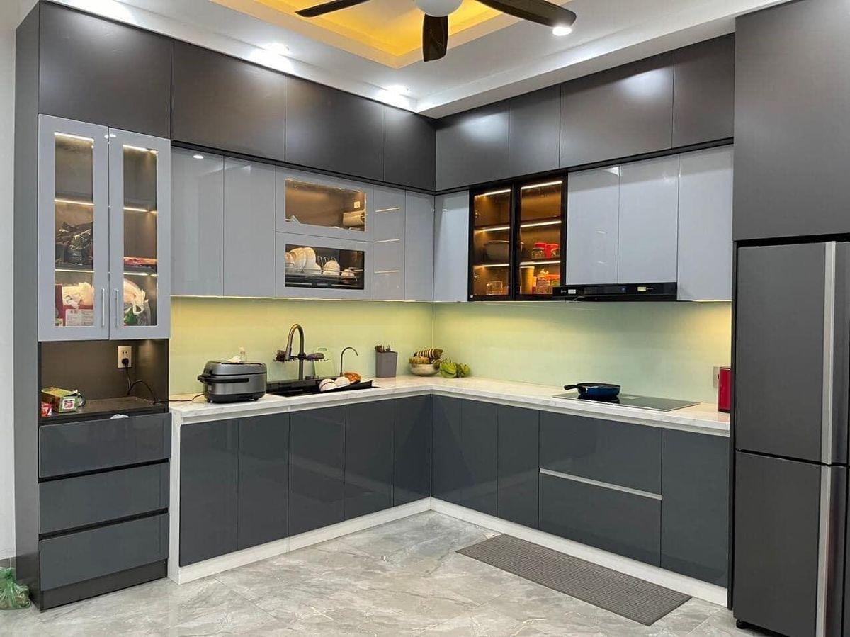 Tủ bếp gỗ công nghiệp kết hợp kính cường lực